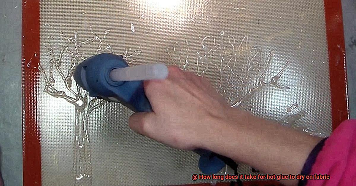 How long does it take for hot glue to dry on fabric-3